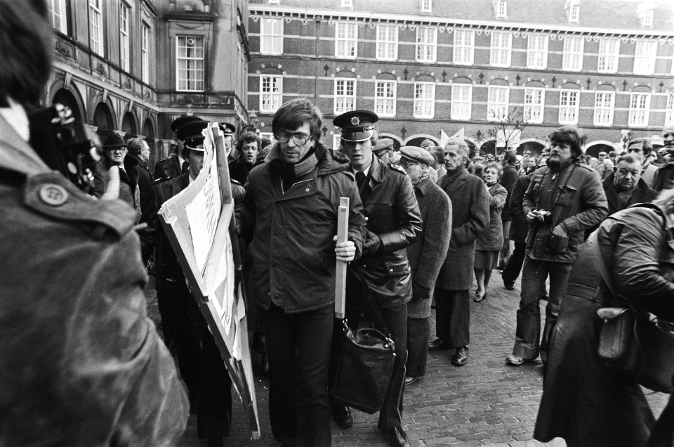 Demonstratie tegen vrijlating Menten op Binnenhof ( Den Haag ) problemen met pr, Bestanddeelnr 930-0312