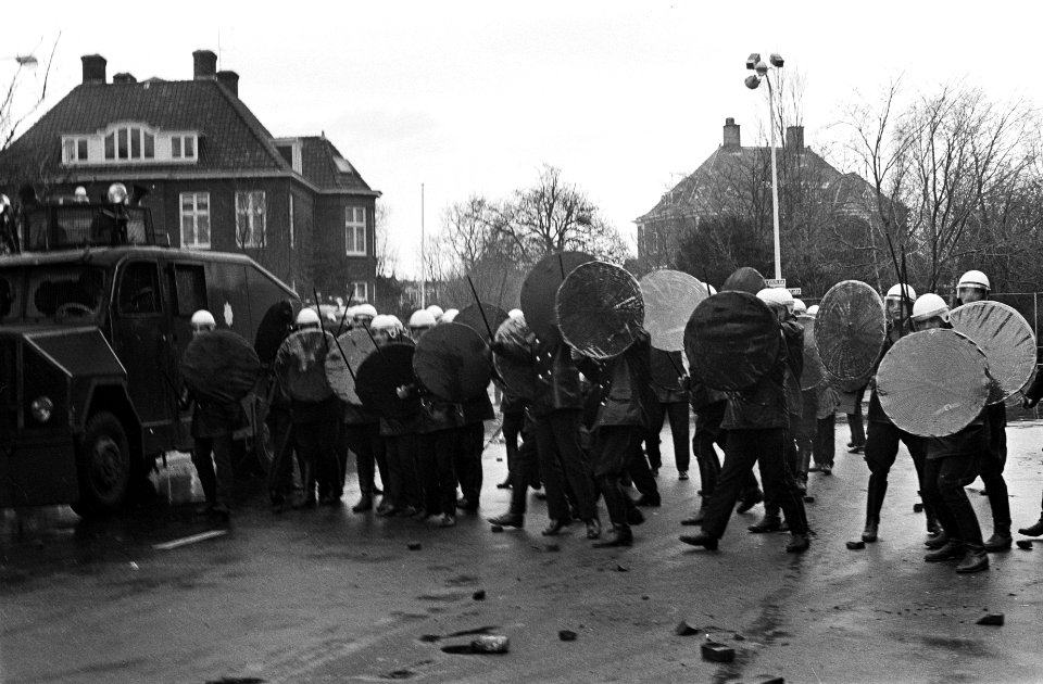 Demonstratie van Zuid Molukkers in Den Haag leidt tot vechtpartijen politiemens, Bestanddeelnr 927-6637