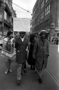 Demonstratie van Surinamers in Amsterdam voor zelfstandigheid voor Suriname, dem, Bestanddeelnr 925-2288