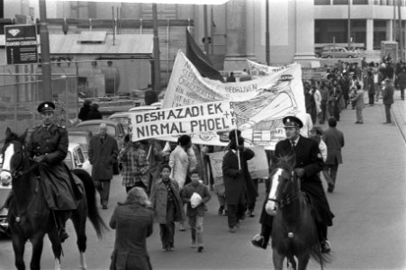 Demonstratie van Surinamers in Amsterdam voor zelfstandigheid voor Suriname, dem, Bestanddeelnr 925-2290