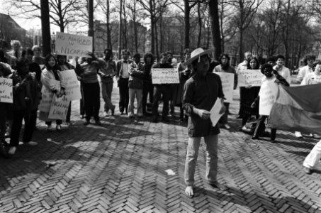 Demonstratie voor Amerikaanse ambassade in Den Haag i.v.m. voortzetting van hulp, Bestanddeelnr 933-3026