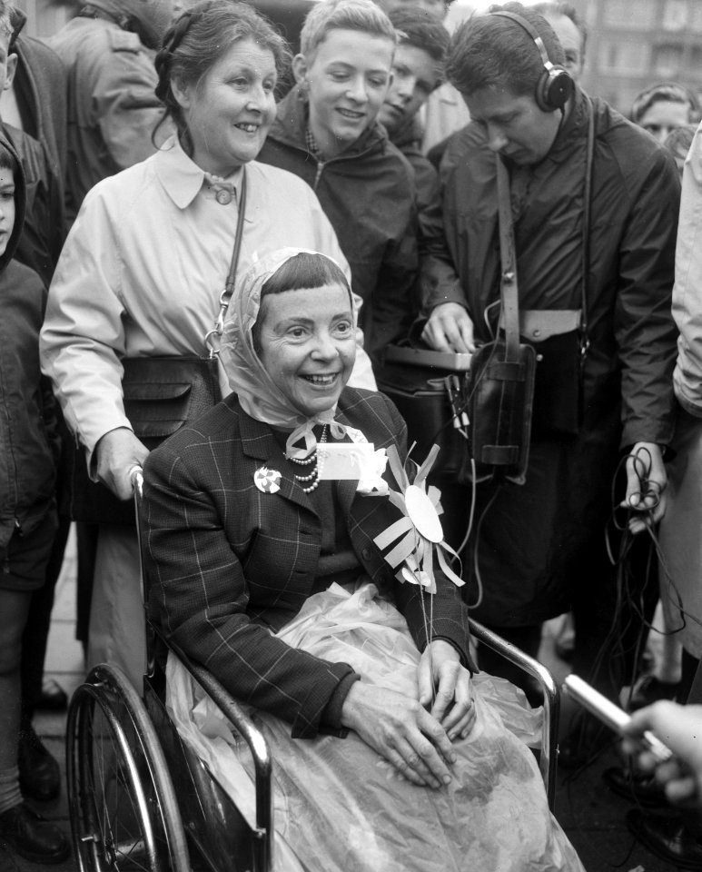 Demonstratie van 600 vrouwen tegen de NATO, de invalide Ellis Wheelwright uit Ne, Bestanddeelnr 916-4345