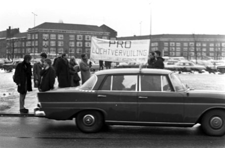 Demonstratie van studenten tegen luchtverontreiniging voor de RAI, Amsterdam stu, Bestanddeelnr 922-1268