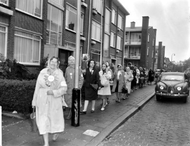Demonstratie van 600 vrouwen tegen de NATO, de vrouwen op weg naar de Juliana Ka, Bestanddeelnr 916-4342