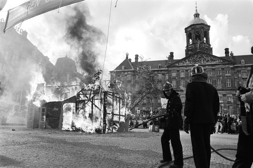 Demonstratie voor het paleis op de Dam met een brand, Bestanddeelnr 932-7232