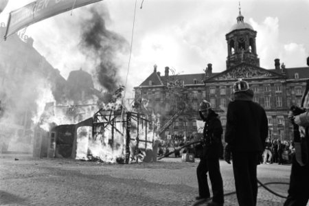 Demonstratie voor het paleis op de Dam met een brand, Bestanddeelnr 932-7232