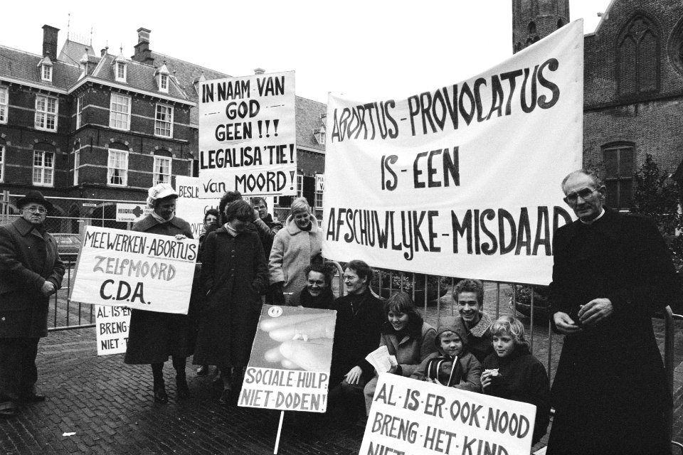 Demonstratie van tegenstanders van abortus op Binnenhof, Den Haag , demonstrante, Bestanddeelnr 931-1464