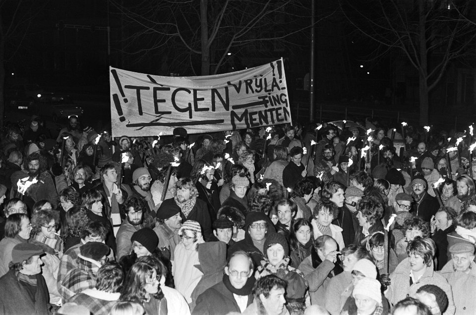 Demonstratie tegen vrijlaten Menten in Amsterdam overzic op J M Meijerplein, Bestanddeelnr 930-0304