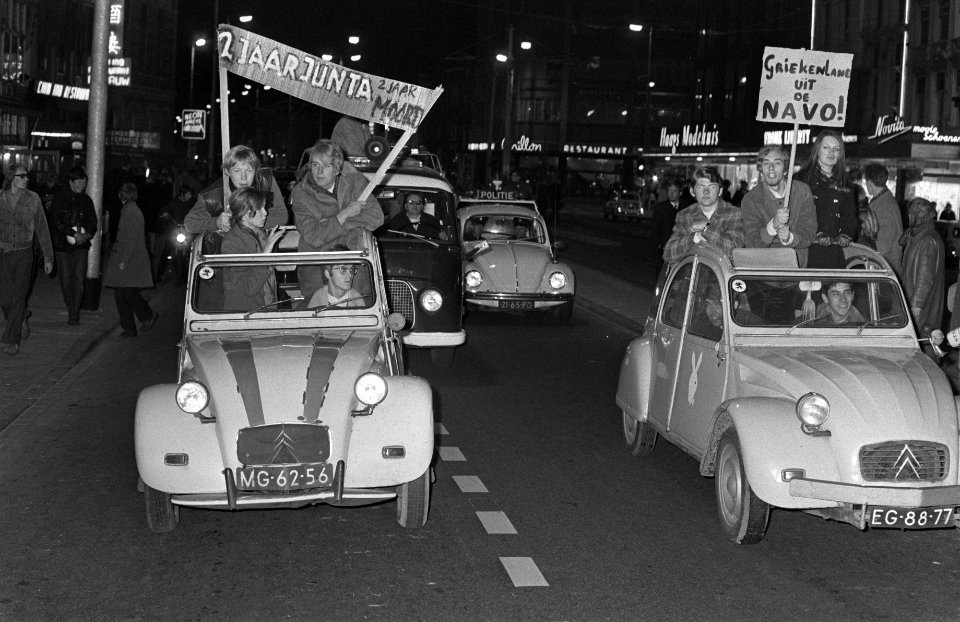 Demonstratie van plusminus 500 jongeren tegen bewind in Griekenland te Den Haag , Bestanddeelnr 922-3191