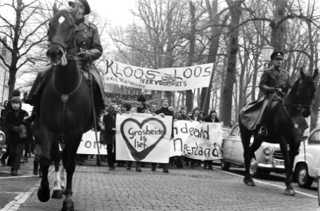 Demonstratie van o.a. ASVA en alternatieve studenten in Beverwijk om staatssecre, Bestanddeelnr 923-2022