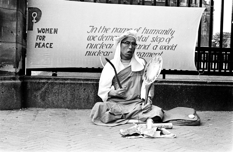Demonstratie van Vrouwen voor Vrede voor het Vredespaleis in Den Haag omdat 35 j, Bestanddeelnr 930-9507