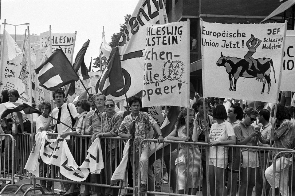 Demonstratie voor Europese eenheid voor ministerie van Buitenlandse Zaken, Bestanddeelnr 933-6978
