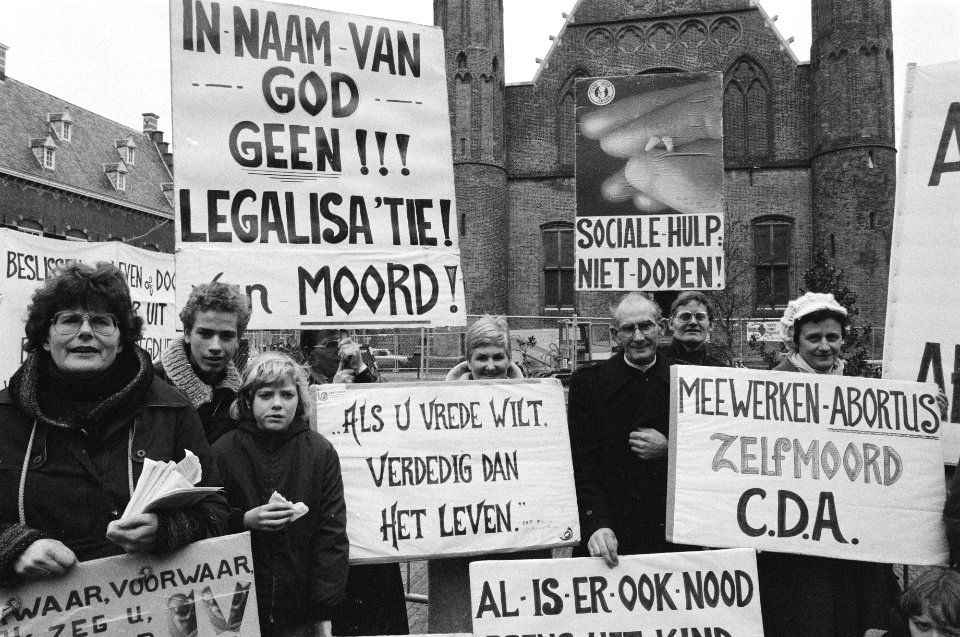 Demonstratie van tegenstanders van abortus op Binnenhof, Den Haag , demonstrante, Bestanddeelnr 931-1462