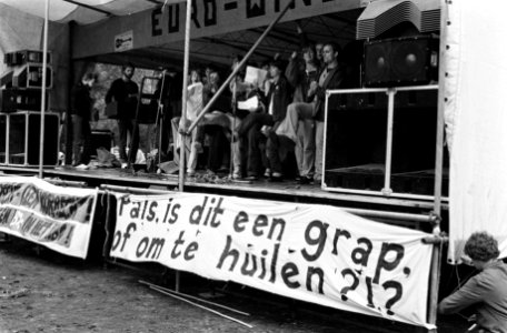 Demonstratie Vondelpark door studenten tegen de verhoging collegegeld kraam in het Vondelpark manifestatie tegen verhoging collegegeld, Bestanddeelnr 931-5039