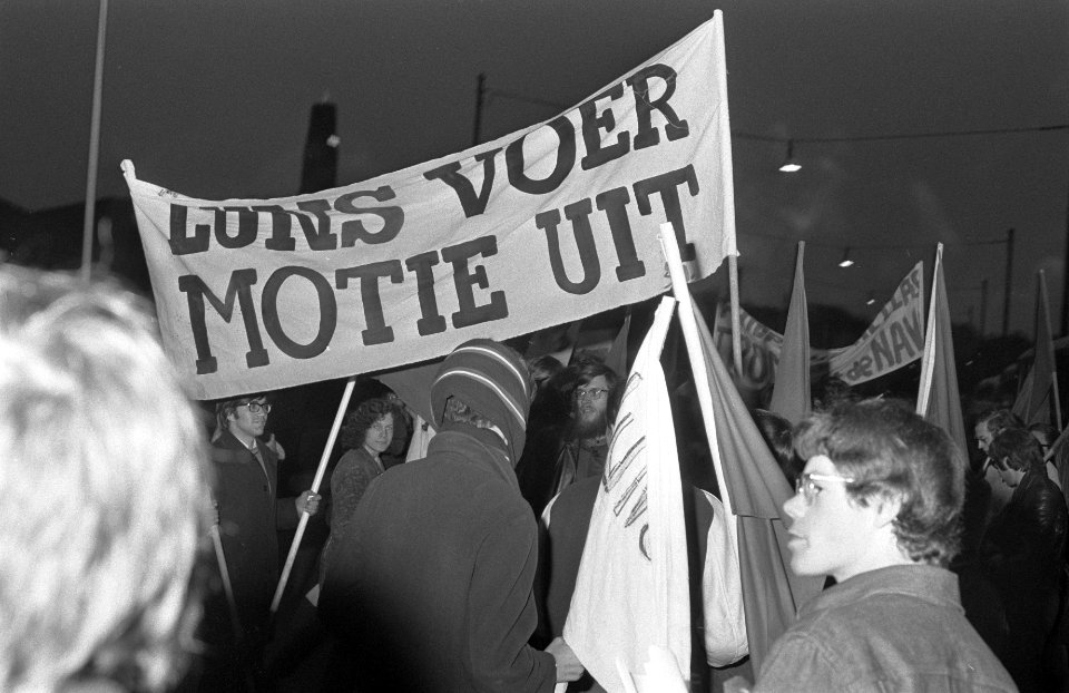 Demonstratie van plusminus 500 jongeren tegen bewind in Griekenland te Den Haag , Bestanddeelnr 922-3201