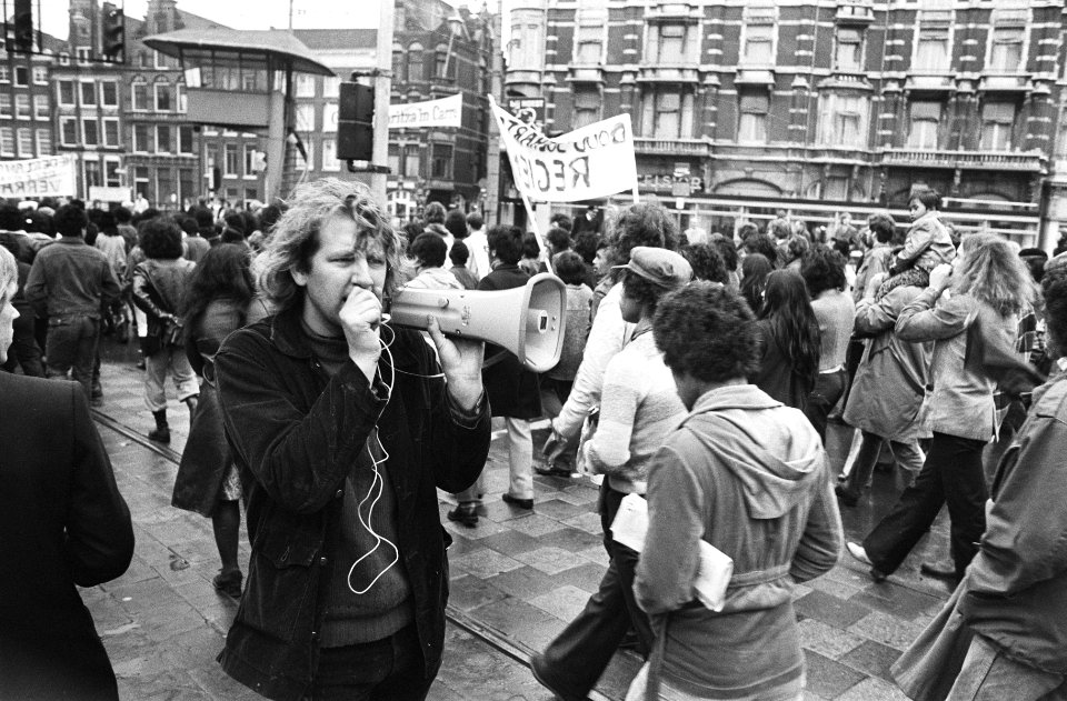 Demonstratie van Zuid-Molukkers samen met de Vrijheidsschool te Amsterdam toe, Bestanddeelnr 923-9727