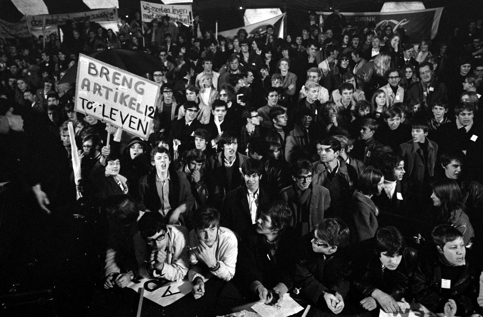Demonstratie van Werkende Jongeren in Den Haag . In de tent, Bestanddeelnr 922-9292