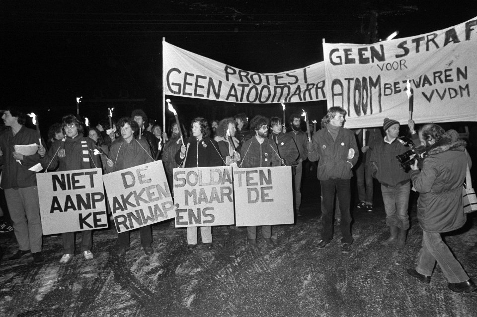 Demonstratie voor de militaire gevangenis te Nieuwersluis voor gestrafte militai, Bestanddeelnr 931-8517