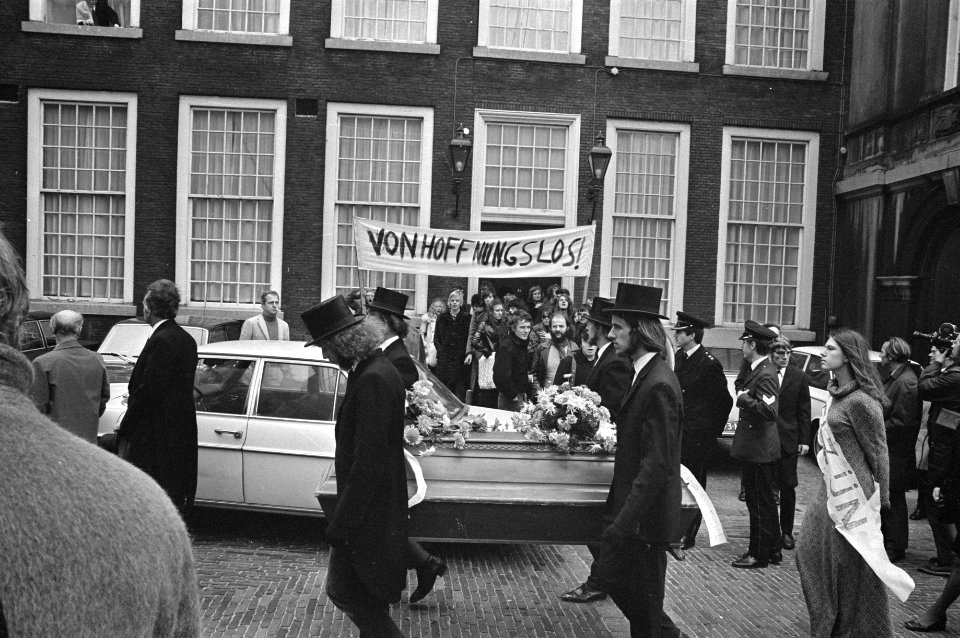 Demonstratie van anti-CRM bezuinigingsfront met doodkist Binnenhof Den Haag , be, Bestanddeelnr 925-1430