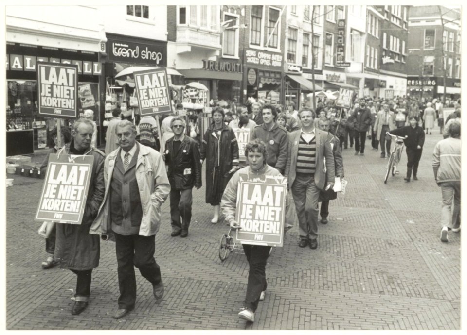 Demonstratie van uitkeringsgerechtigden in de Grote Houtstraat. Zij protesteren tegen de kortingen die de regering Lubbers per 1 juli 1984 wil invoeren