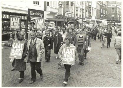 Demonstratie van uitkeringsgerechtigden in de Grote Houtstraat. Zij protesteren tegen de kortingen die de regering Lubbers per 1 juli 1984 wil invoeren