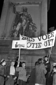 Demonstratie van plusminus 500 jongeren tegen bewind in Griekenland te Den Haag , Bestanddeelnr 922-3197