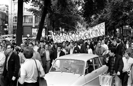 Demonstratie van arbeiders en studenten over massarechtszitting i.v.m. bezetting, Bestanddeelnr 922-5136