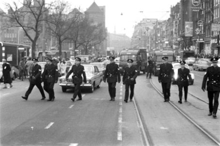 Demonstratie van plusminus 500 jongeren tegen de verhoging van de Amsterdamse tr, Bestanddeelnr 922-1549