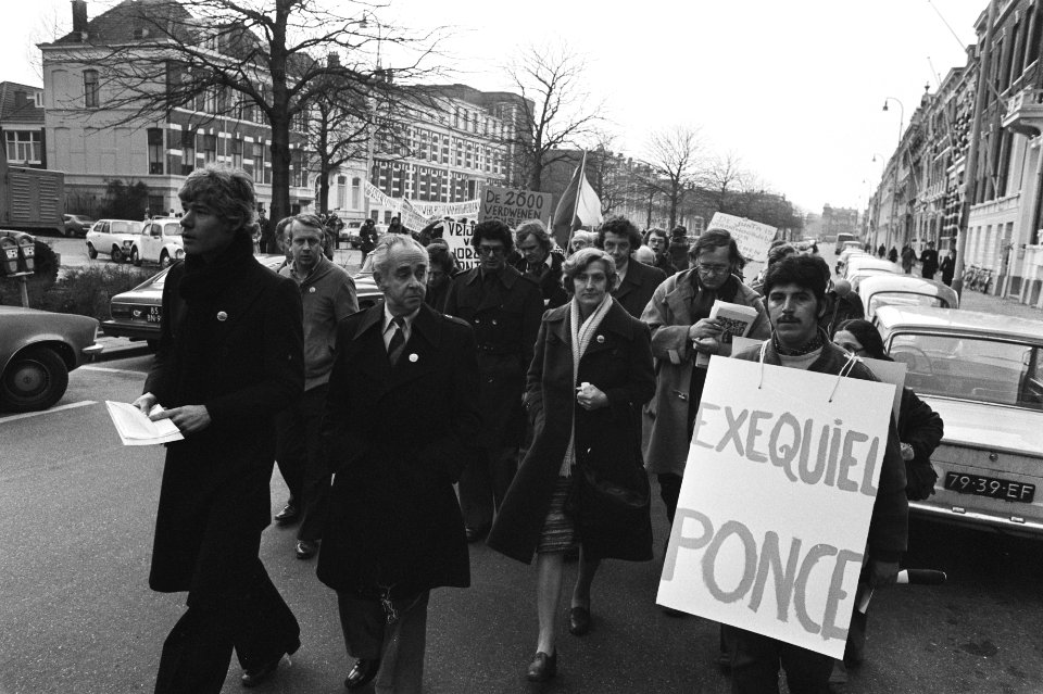 Demonstratie voor Chileense ambassade in Den Haag onderweg, Bestanddeelnr 929-0415