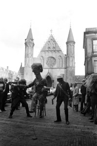 Demonstratie van anti-CRM bezuinigingsfront met doodkist Binnenhof Den Haag, Bestanddeelnr 925-1433