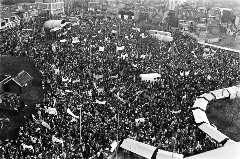 Demonstratie URENCO in Almelo overzicht manifestatie, Bestanddeelnr 929-6048