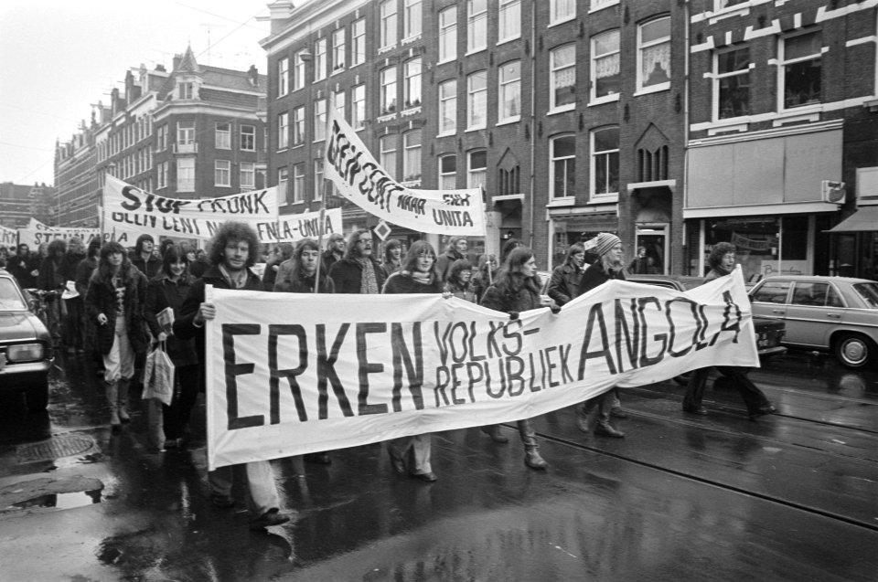 Demonstratie voor erkenning Volksrepubliek Angola in Amsterdam overzicht demons, Bestanddeelnr 928-3775