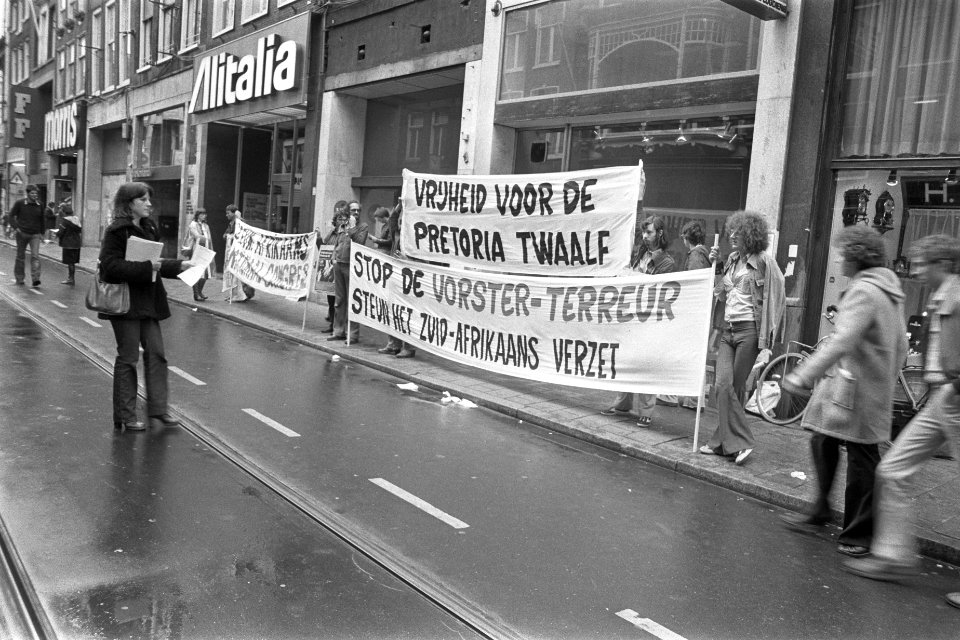 Demonstratie tegen Zuid Afrika in Leidsestraat, Amsterdam, Bestanddeelnr 929-4020