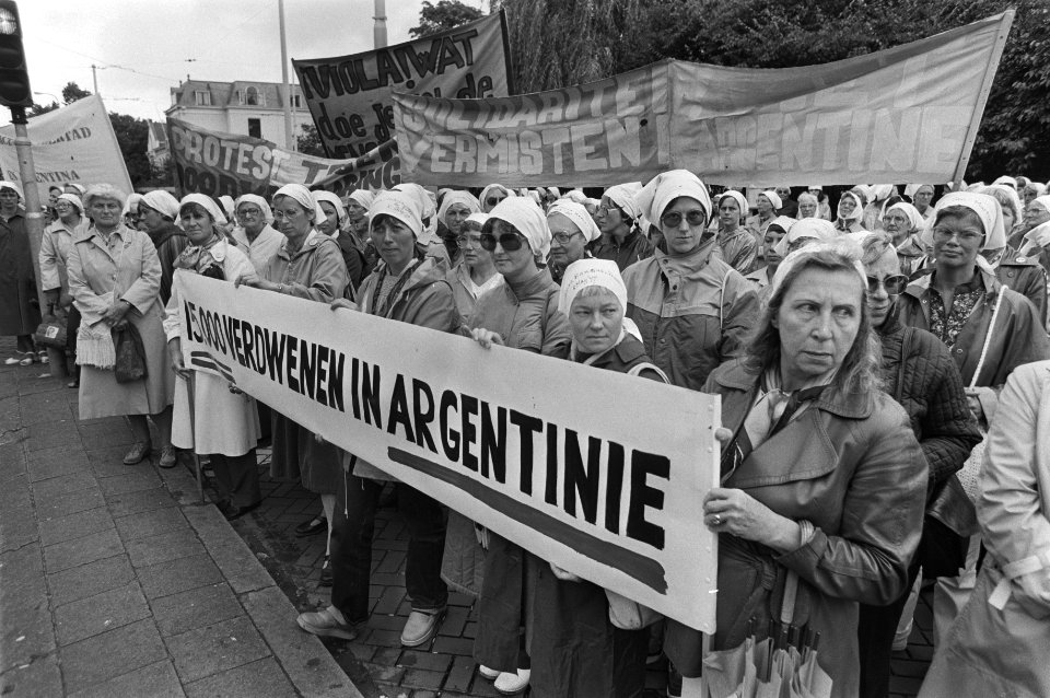 Demonstratie ter solidariteit met de Dwaze Moeders in Argentinië, Bestanddeelnr 931-6349