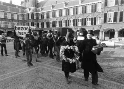 Demonstratie op het Binnenhof tegen het financiële beleid van het Ministeire van, Bestanddeelnr 931-3151