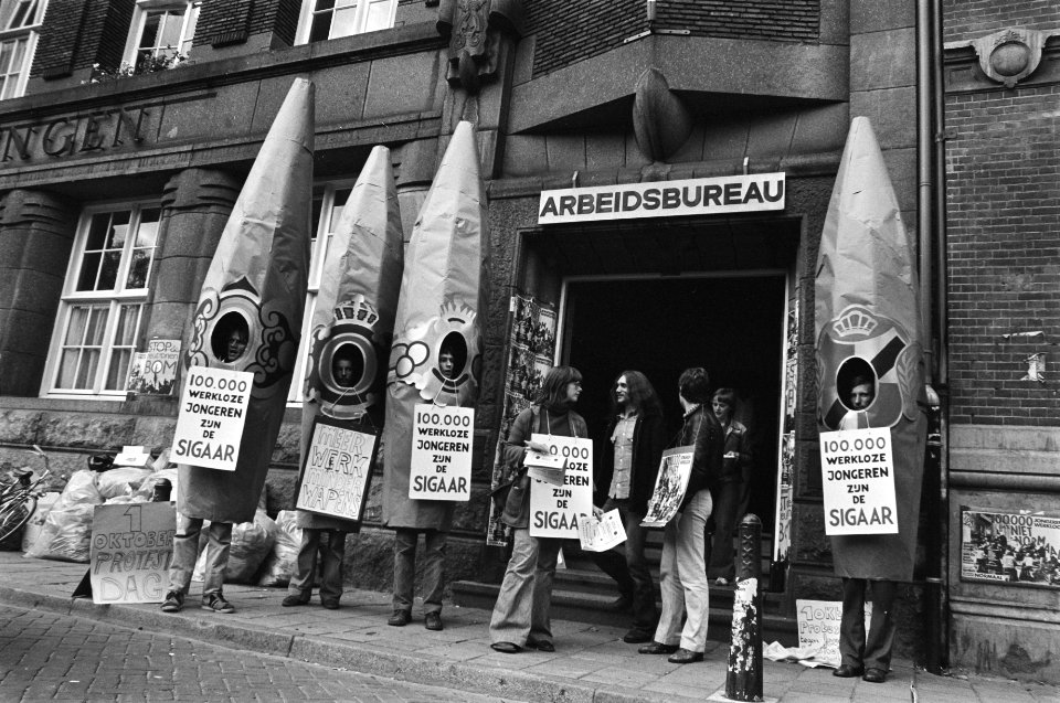Demonstratie voor arbeidsbureau in verband met weinig perspectief voor werkloze , Bestanddeelnr 929-3595