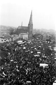 Demonstratie URENCO in Almelo overzicht manifestatie op Martkplein, Bestanddeelnr 929-6045