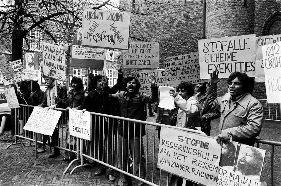Demonstratie op Binnenhof tegen Ziaur Rahman op de spandoeken staat o.a. Stop, Bestanddeelnr 930-2273
