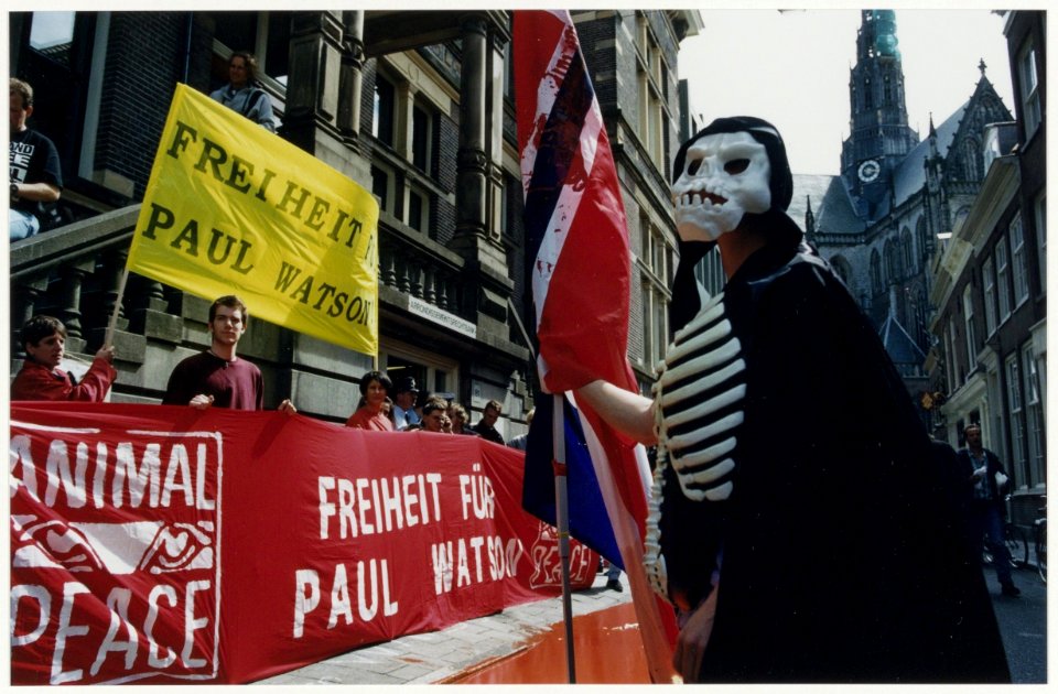 Demonstratie voor de vrijlating van de Canadese milieu-aktivist Paul Watson bij de Haarlemse rechtbank. NL-HlmNHA 54037325