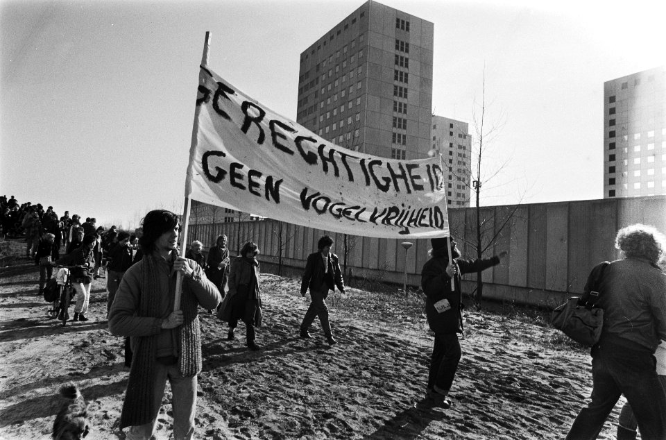 Demonstratie voor de Bijlmerbajes in Amsterdam naar aanleiding van een mogelijk , Bestanddeelnr 932-0225