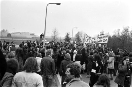 Demonstratie URENCO in Almelo demonstranten onderweg, Bestanddeelnr 929-6046