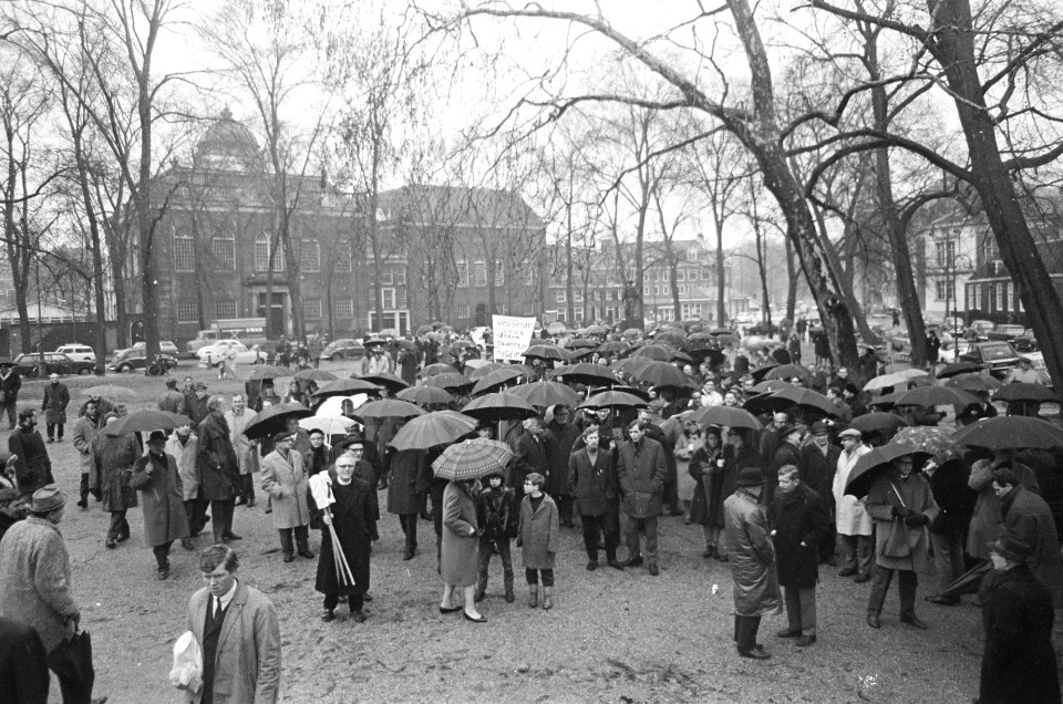 Demonstratie Priesters en Predikanten tegen oorlog in Vietnam, de stoet bij J.D., Bestanddeelnr 919-9092