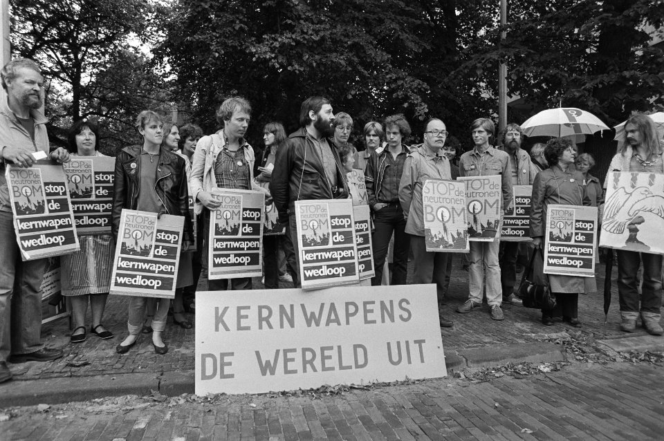 Demonstratie voor de Amerikaanse ambassade in Den Haag tegen het besluit van de , Bestanddeelnr 931-6198