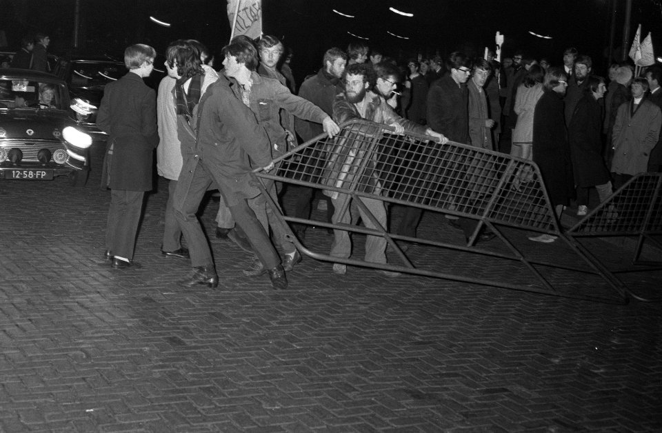 Demonstratie van plusminus 500 jongeren tegen bewind in Griekenland te Den Haag , Bestanddeelnr 922-3187