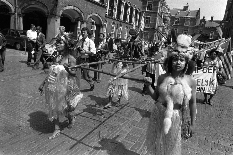 Demonstratie Papoeas op Binnenhof ( Den Haag ) voor onafhankelijkheid West Papoe, Bestanddeelnr 932-2012