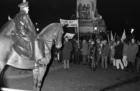 Demonstratie van plusminus 500 jongeren tegen bewind in Griekenland te Den Haag , Bestanddeelnr 922-3192