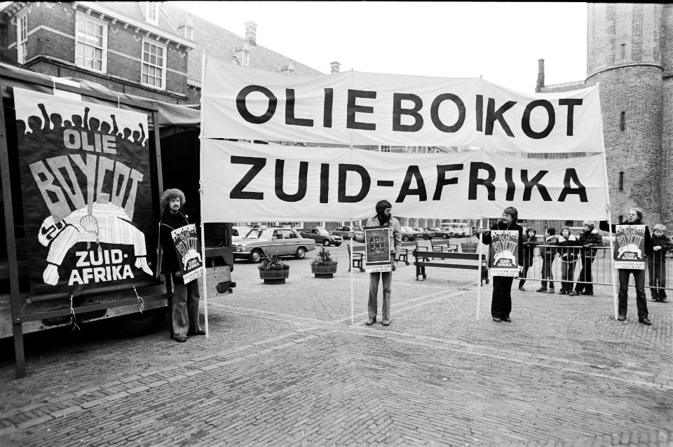 Demonstratie op het Binnenhof voor een olieboycot van Zuid Afrika op de spandoe, Bestanddeelnr 930-5399