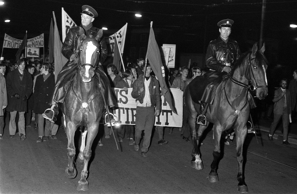 Demonstratie van plusminus 500 jongeren tegen bewind in Griekenland te Den Haag , Bestanddeelnr 922-3198