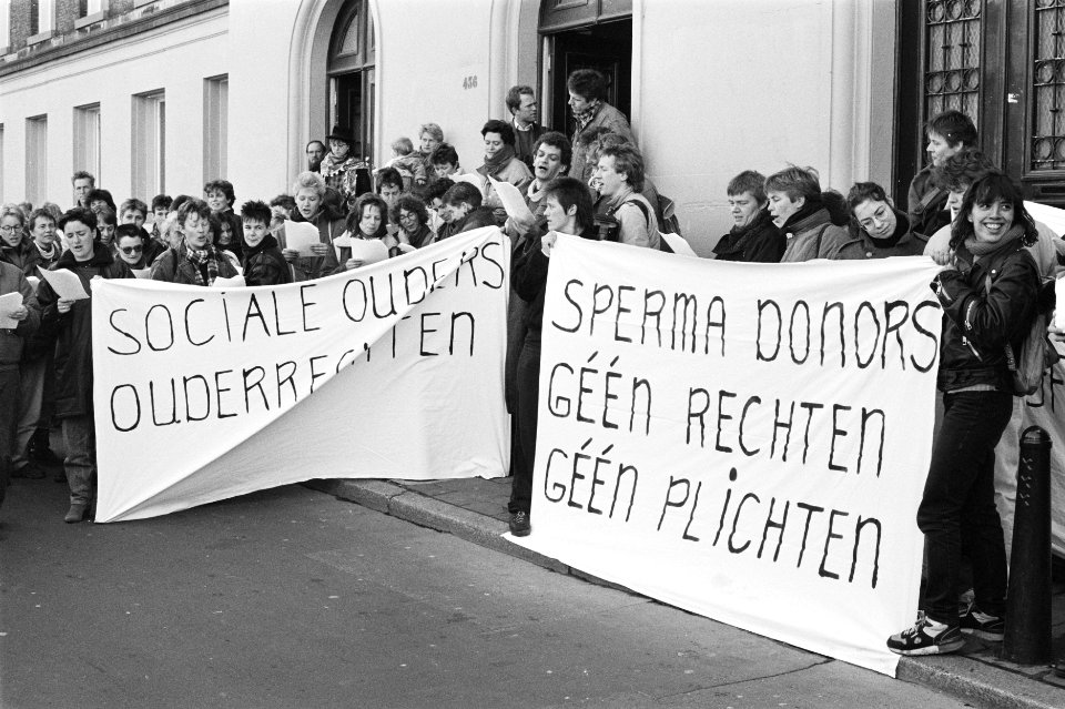 Demonstratie spermadonor geen eisen geen plichten voor het gerechtsgebouw te A, Bestanddeelnr 934-4174
