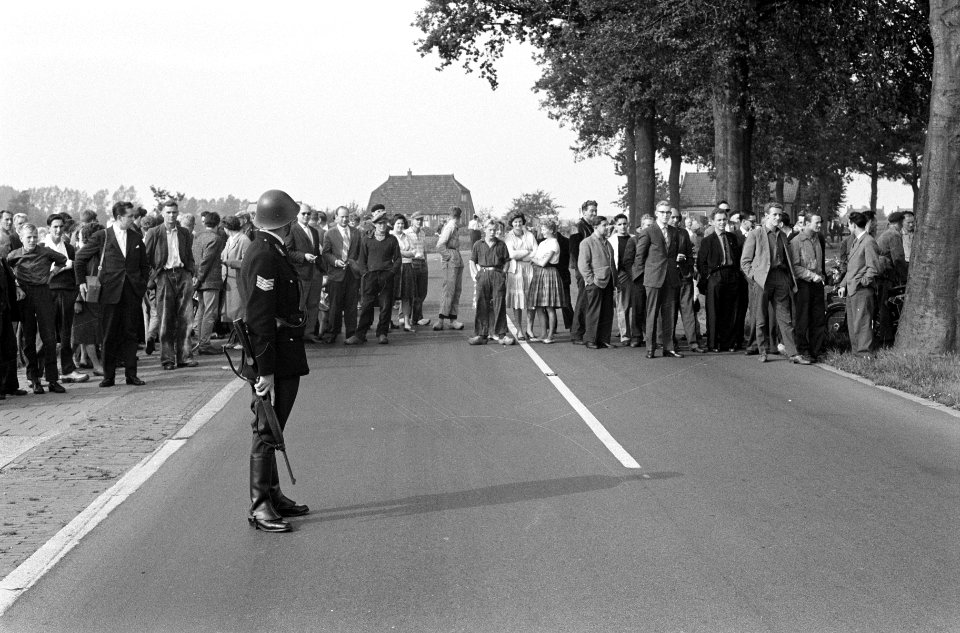 Demonstratie Vrije Boeren op rijksweg Epe-Vaassen . Op voorgrond politie-agent m, Bestanddeelnr 912-9773